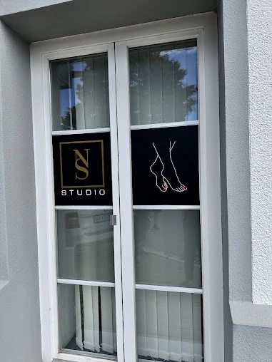 Studiofenster mit schwarzer Beschriftung und goldenem NS-Studio-Logo