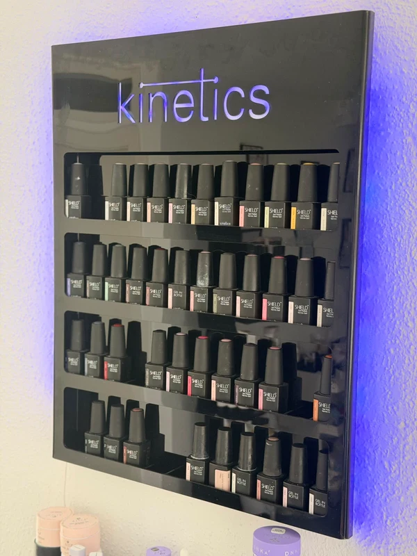 Kinetics-Farbwand mit einer Auswahl an Nagellacken und blauer Beleuchtung