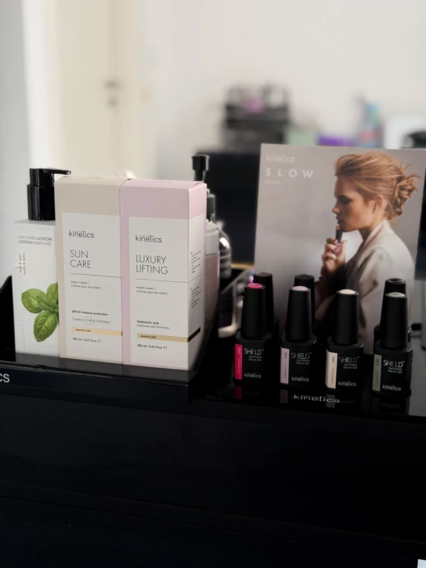 Kinetics-Handpflege und Nagellacke auf dem schwarzen Studiotresen